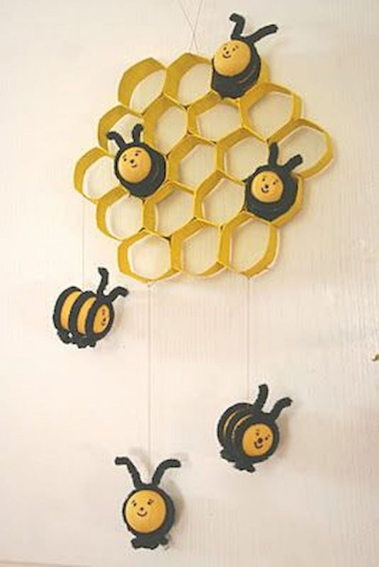 Игрушка пчёлка из помпонов