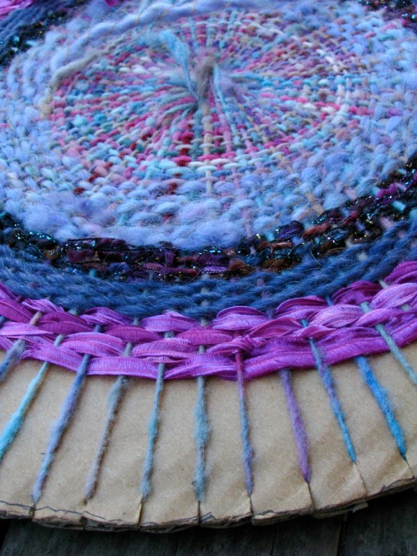 Плетеный коврик из ниток