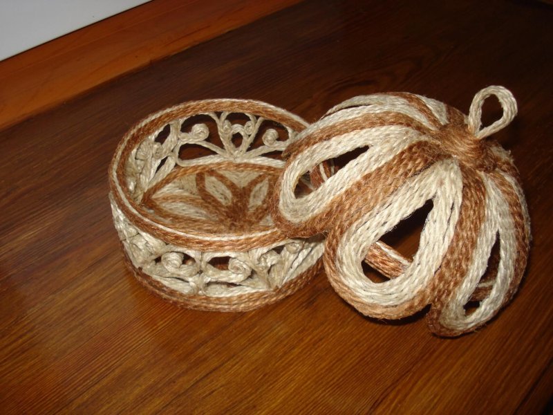 Плетеная корзина из ниток и картона