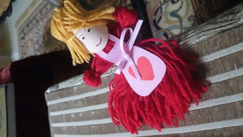 Кукла на картоне с волосами из пряжи