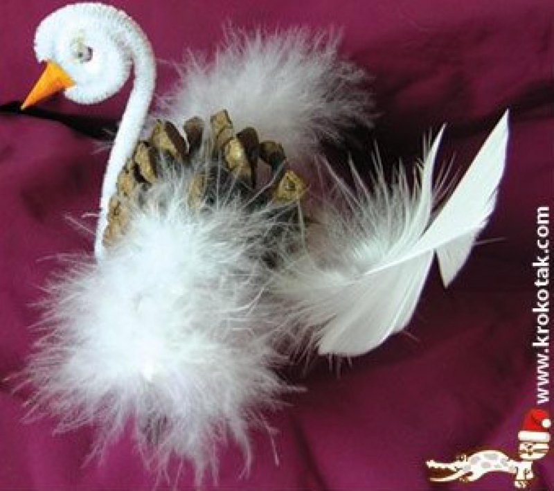 Поделка лебедь из перьев