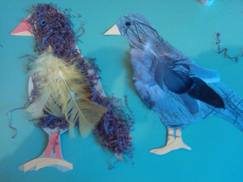 Декоративные птички с крыльями из шишек