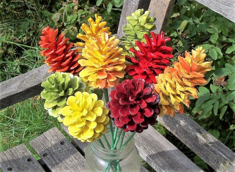 Яркие цветы из шишек