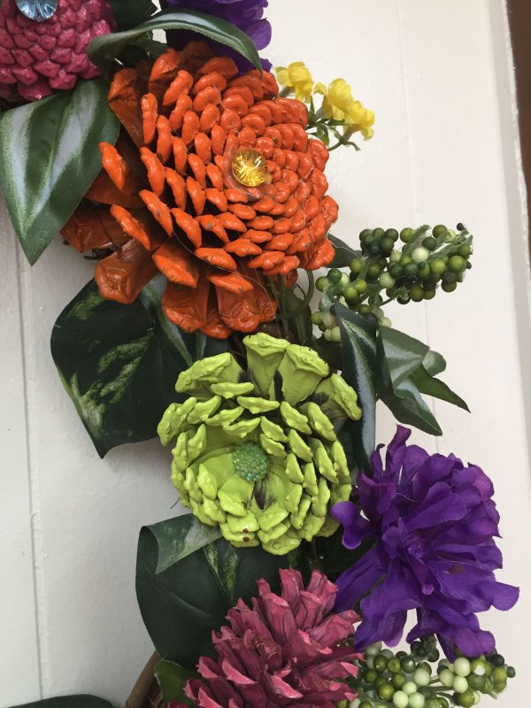 Цветы из шишек