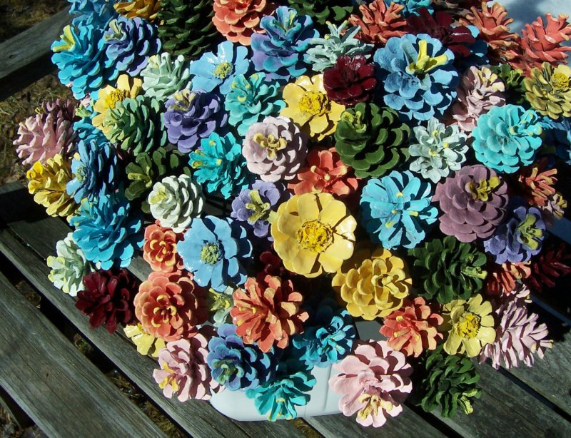 Яркие цветы из шишек