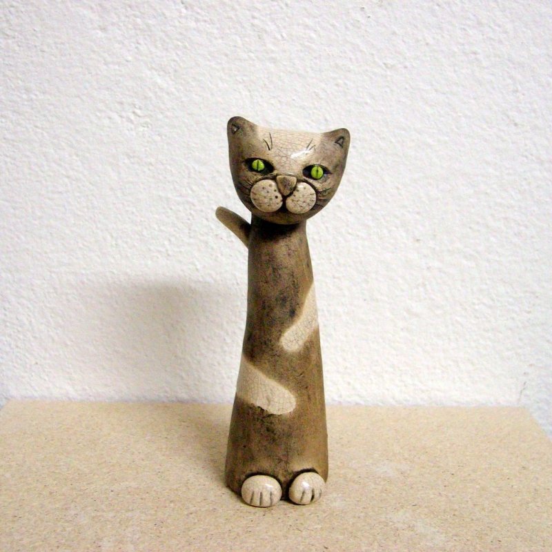Скульптура кошки из глины