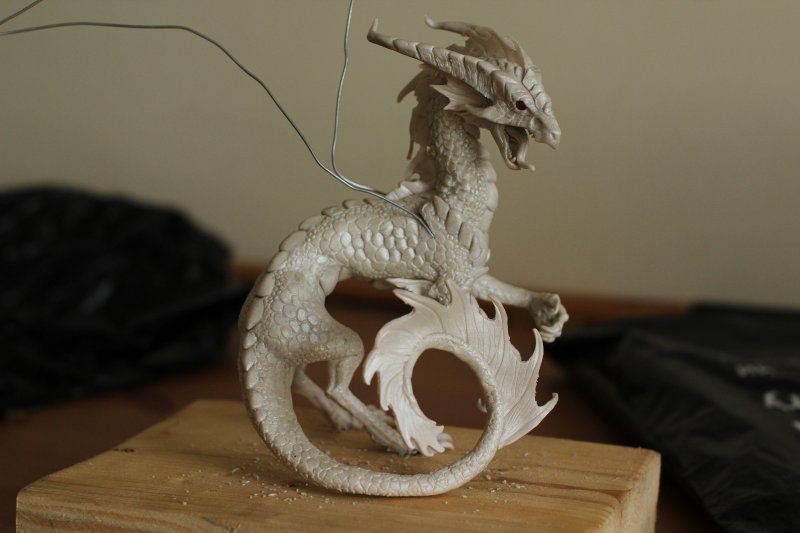 Скульптура дракона из глины