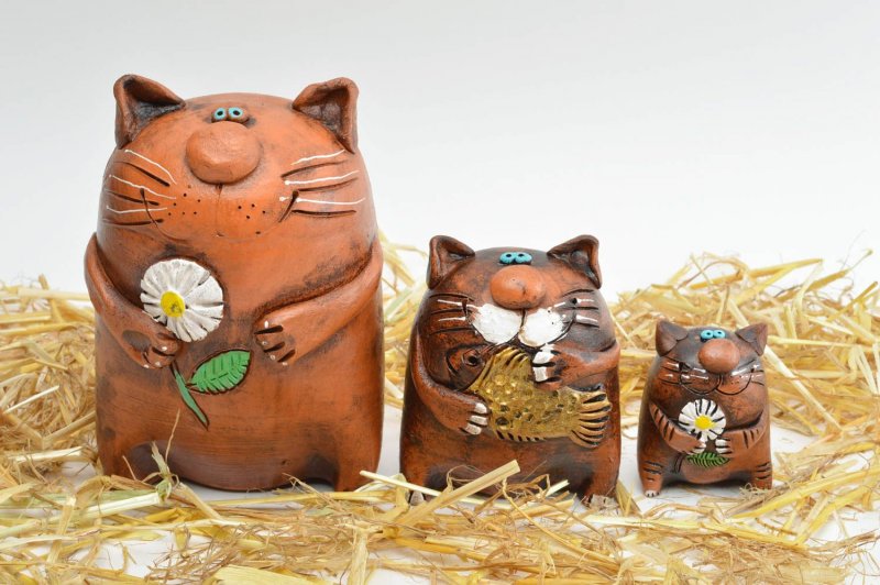 Глиняные фигурки котов