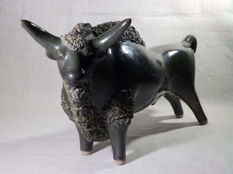 Скульптура быка керамика