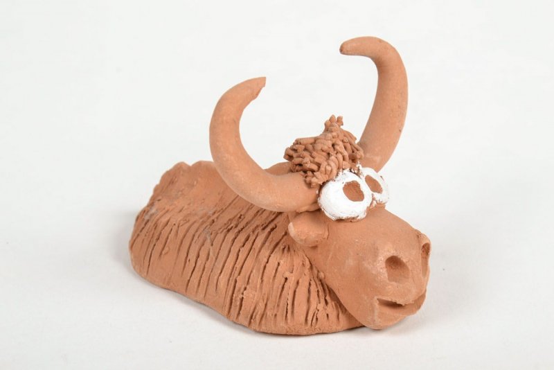 Фигурка быка из глины
