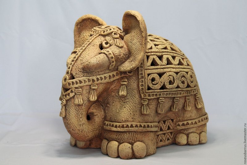 Индийский керамист лепит фигуры из глины