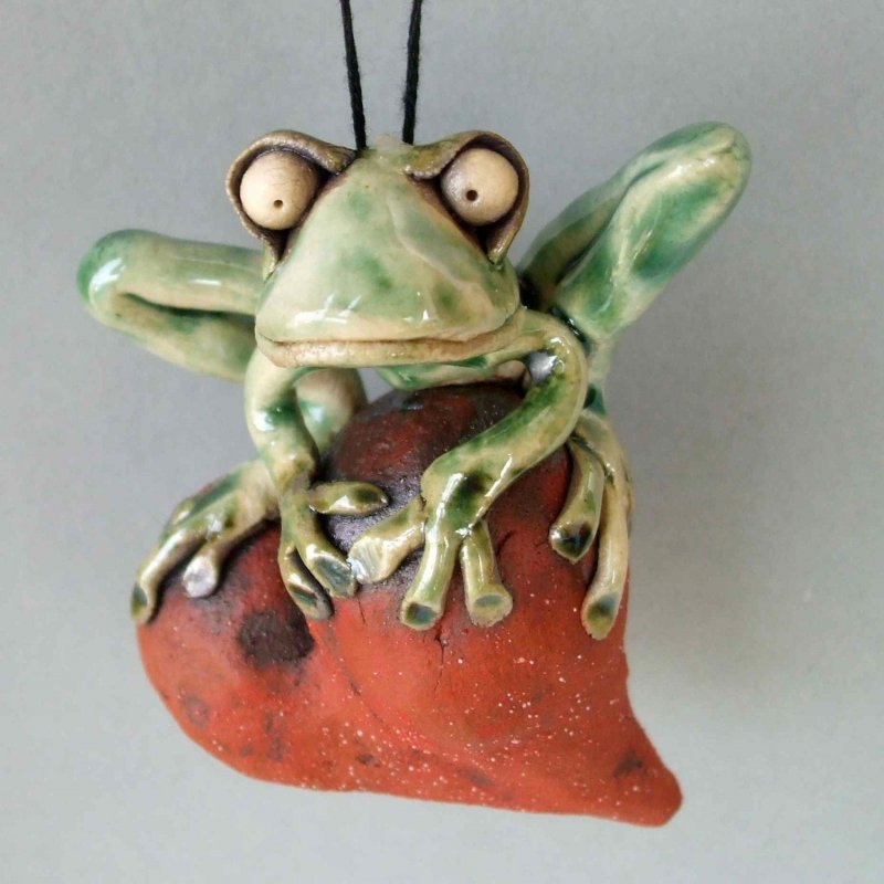 Фигурки лягушек из глины