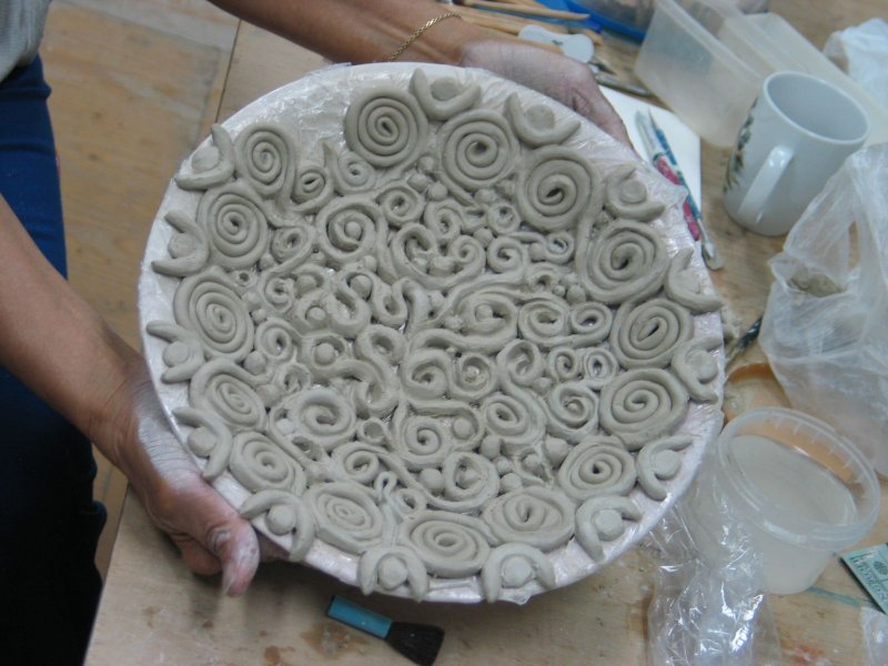Глиняная тарелка из жгутов