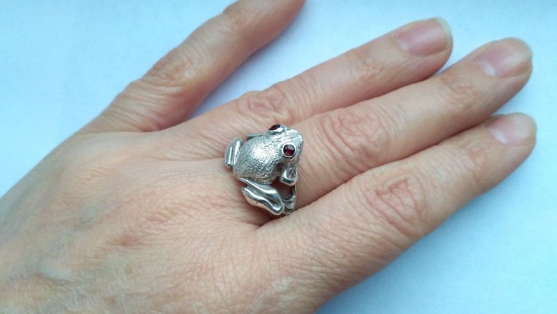 Кольцо с лягушкой серебро Санлайт