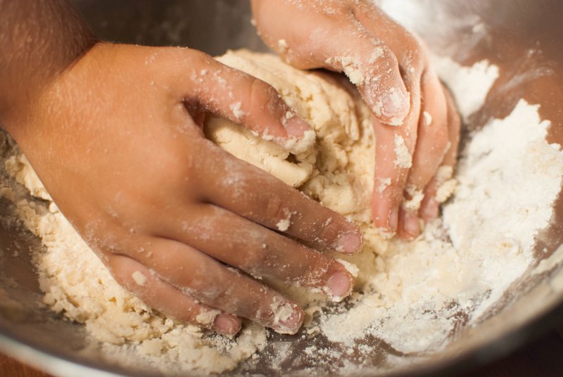Добавить соль в тесто посолить