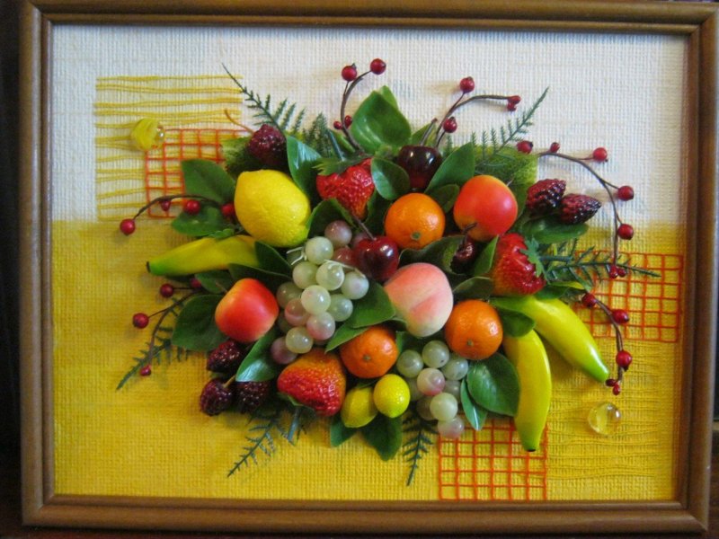 Панно с искусственными фруктами