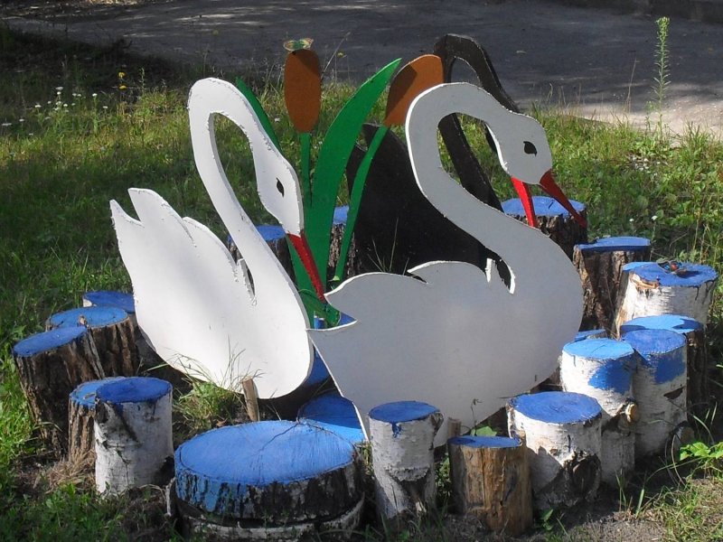 Лебеди на участке детского сада