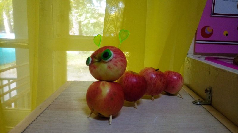 Поделка гусеница из яблок для детского