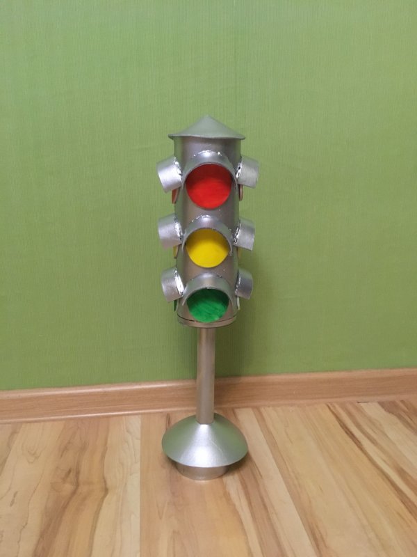 Светофор на участке в детском саду руками
