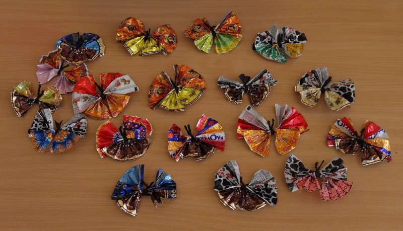 Бабочка из фантиков от конфет