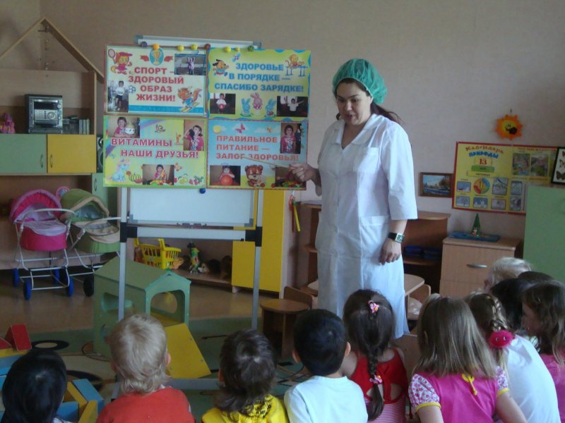 Медицинский работник в детском саду