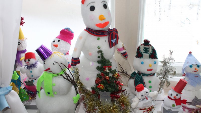 Выставка парад снеговиков в детском