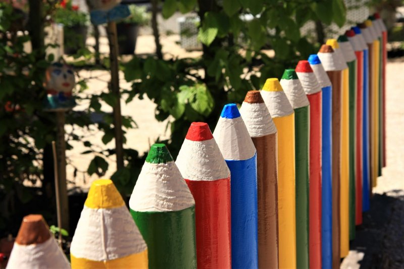 Забор цветные карандаши