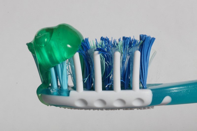 Зубная паста на щетке с горошину