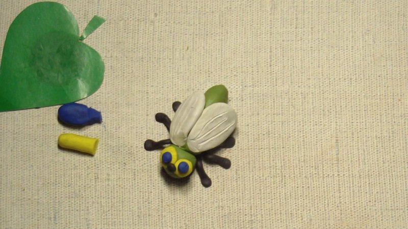 Поделка пчёлка из киндера для детей