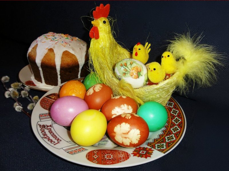 Курица с пасхальными яйцами