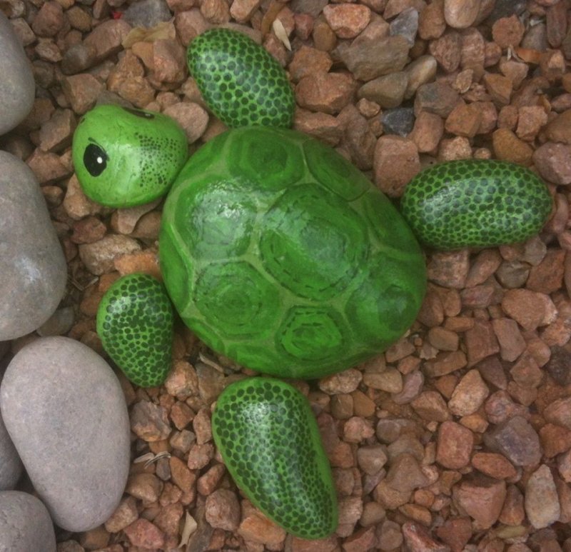 Черепаха из камней в саду