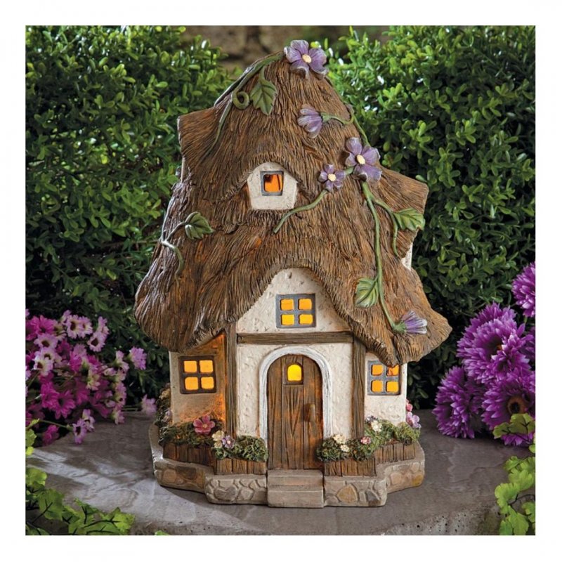 Сказочный домик в саду