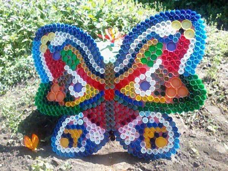 Бабочка из пластиковых крышек