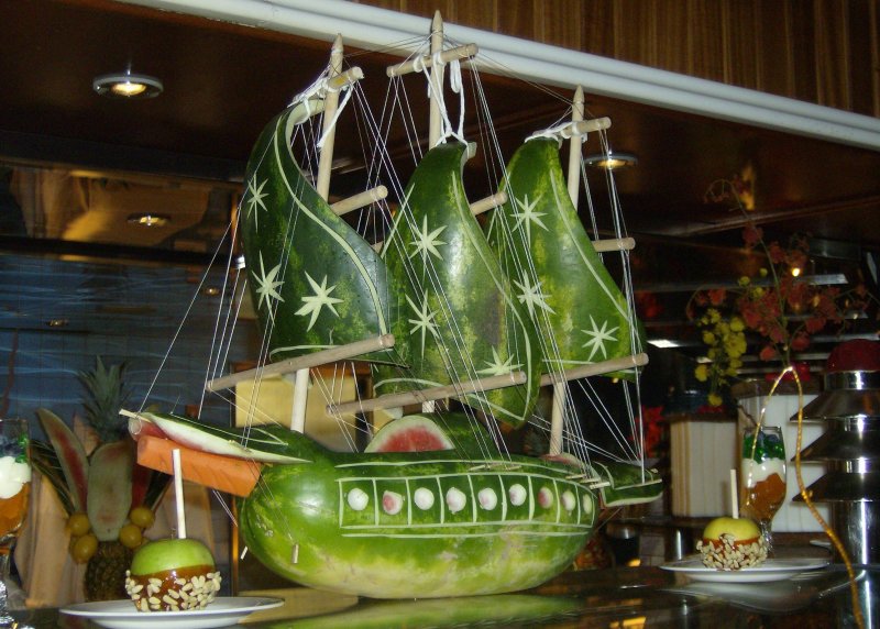 Корабль из овощей и фруктов