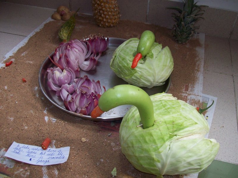 Лебедь из овощей и фруктов