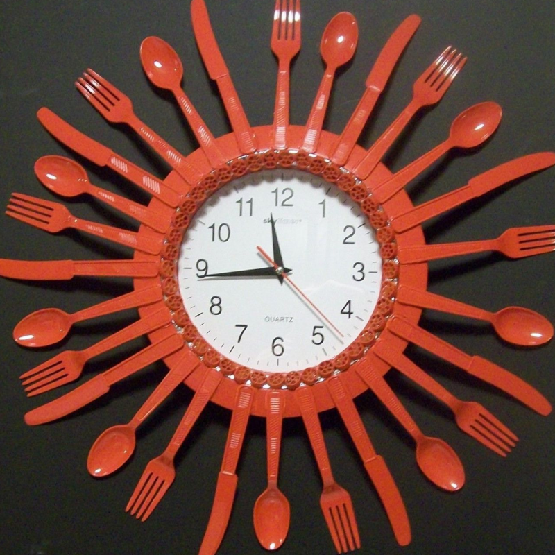 Часы из одноразовой посуды