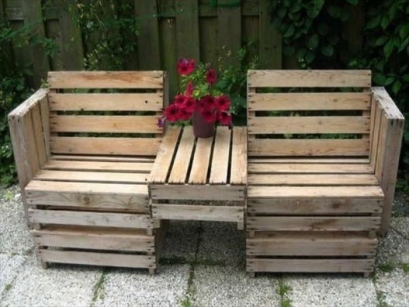 Скамейка из деревянных ящиков