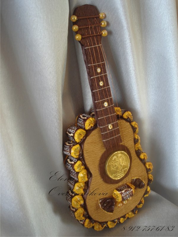 Подарок гитара из конфет
