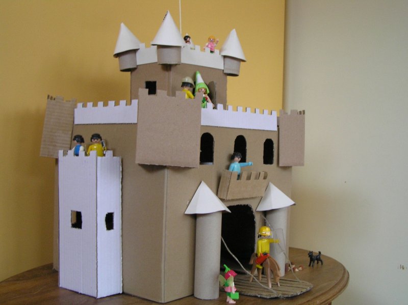 Замок из картонных коробок
