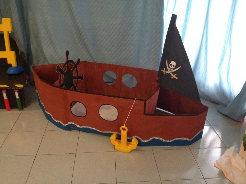 Пиратский корабль из картонной коробки