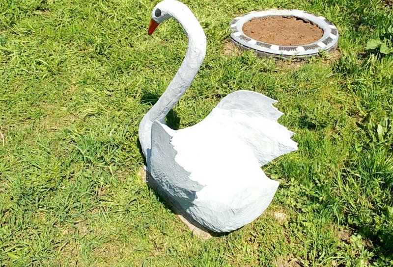 Лебеди из бутылок для сада