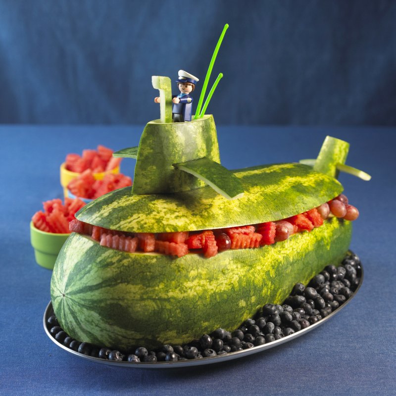Кораблик из овощей и фруктов