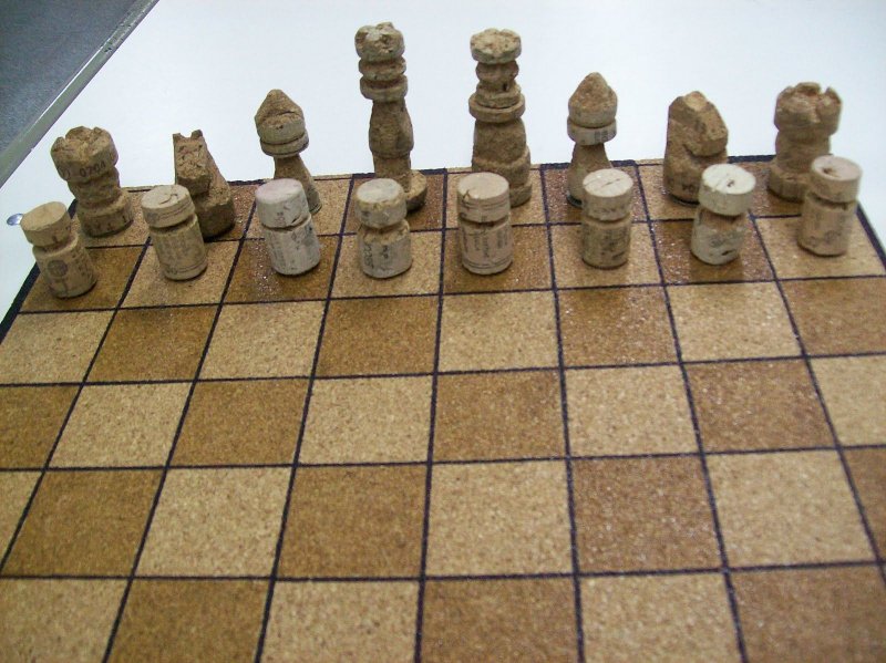 Шахматы из пробок