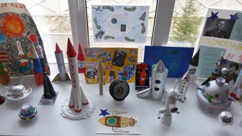Выставка поделок ко Дню космонавтики