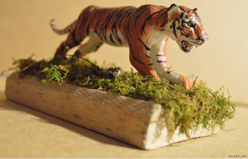 Тигр из природного материала