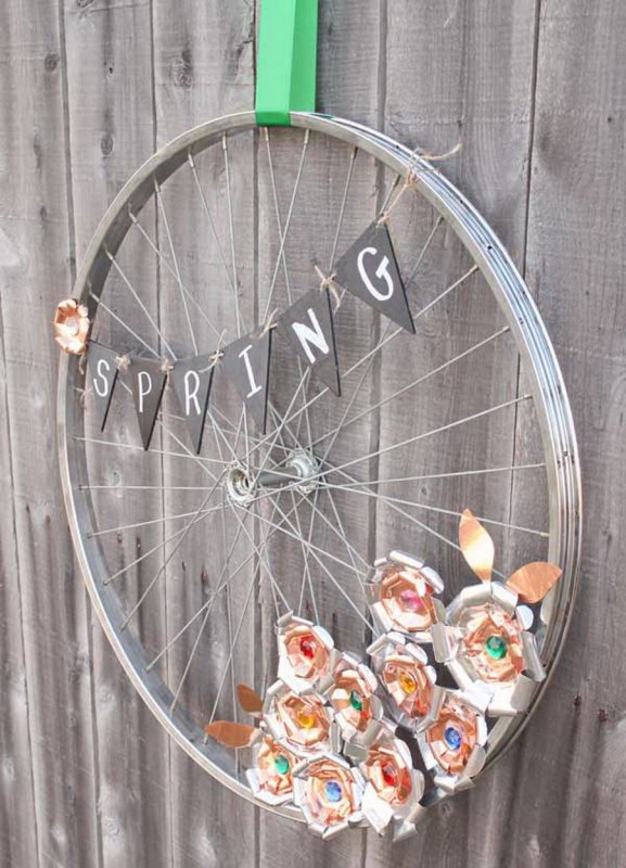 Велосипедные колеса в декоре сада