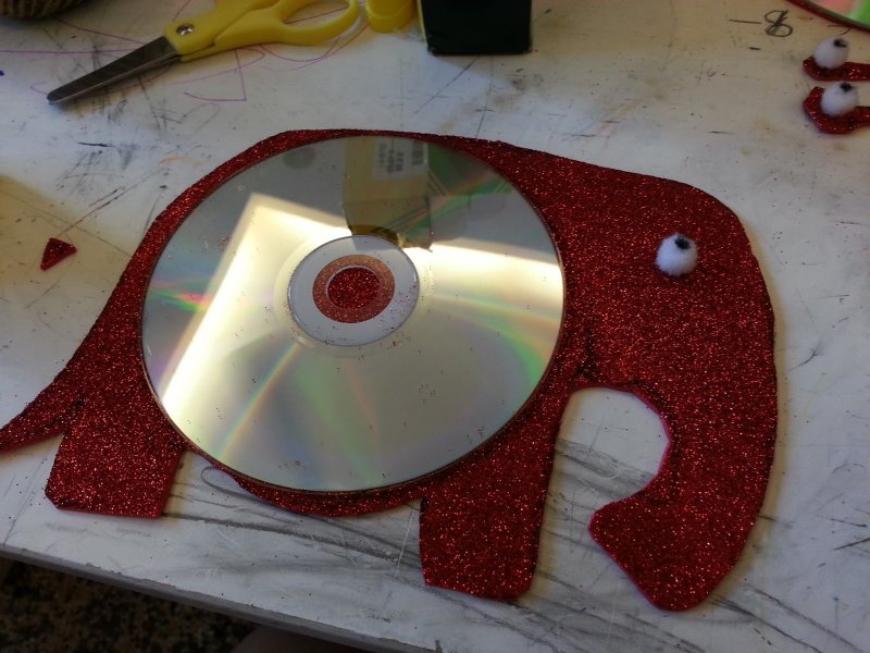 Подставка из компакт дисков