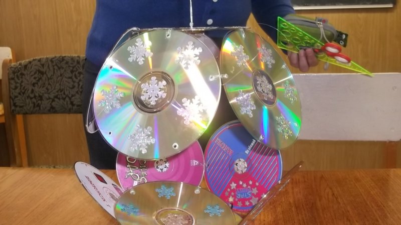 Большие новогодние игрушки из дисков