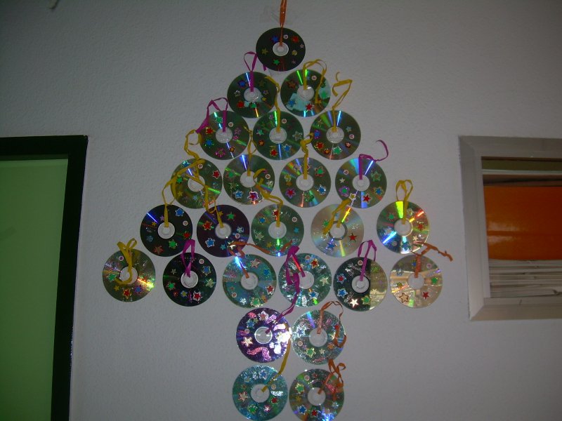 Новогодняя елка из компакт дисков