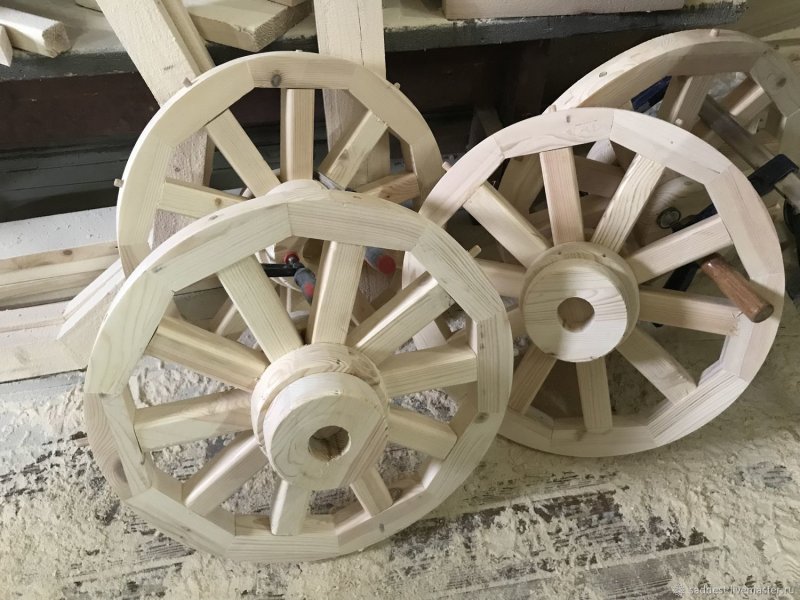 Декоративное колесо из дерева